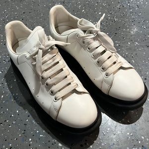 Used, exterior of shoe looks flawless. Soul is a bit faded